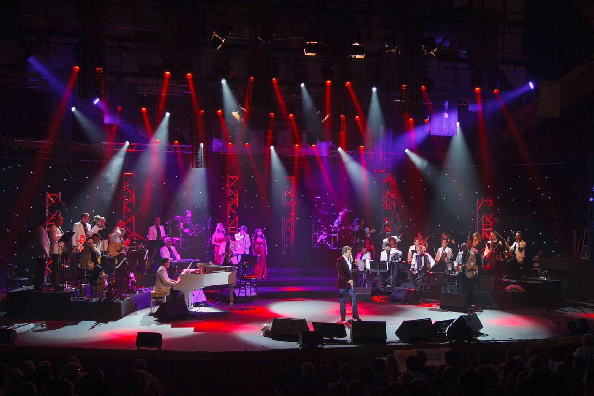 Moris Janashvili live on stage with musicians